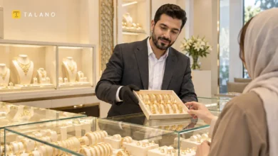 خردهفروش طلا در حال نمایش مصنوعات طلا به مشتری
