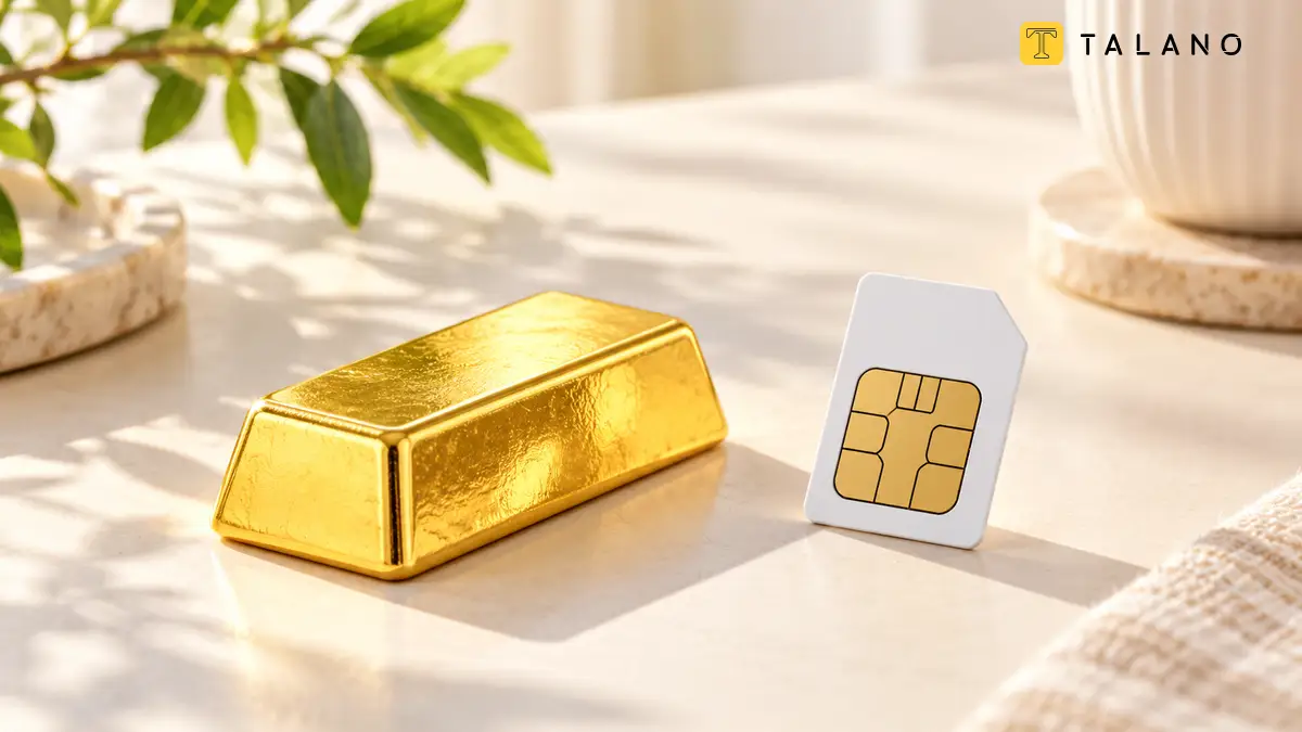 شمش طلای بدون برند در کنار سیمکارت سفید روی میز روشن