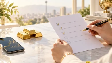 بررسی چکلیست فروش طلا روی میز روشن کنار شمش طلا
